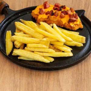 Batata Ondulada Bem Brasil com bife  milanesa, cheddar e bacon 
