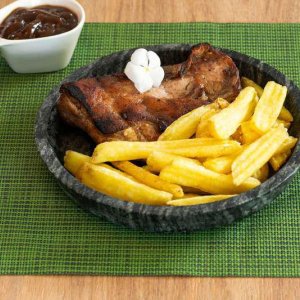 Batata Ondulada Bem Brasil com costelinha ao molho barbecue