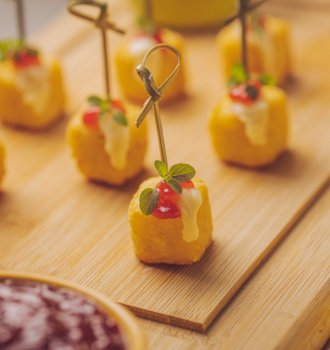 Dadinhos de Batata com toque de Queijo Bem Brasil com geleia de pimenta e cream cheese