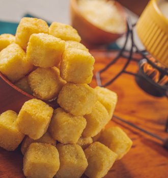 Dadinhos de Batata com toque de Queijo Bem Brasil e fondue de queijo