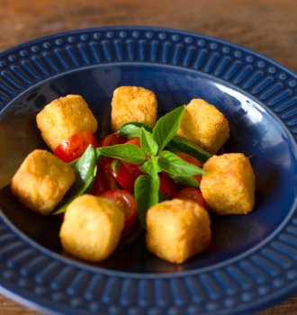 Dadinhos de Batata com toque de Queijo Bem Brasil com salada caprese