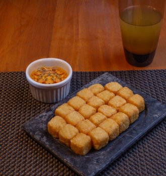 Dadinhos de Batata com toque de Queijo Bem Brasil com creme de cheddar e bacon