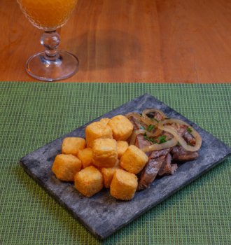 Dadinhos de Batata com toque de Queijo Bem Brasil acompanhados de fil&eacute; acebolado