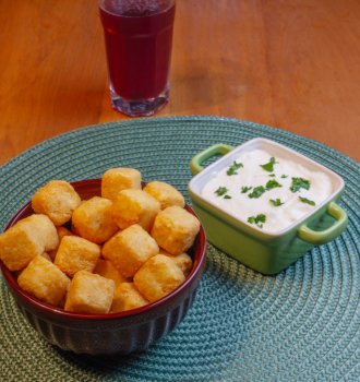 Dadinhos de Batata com toque de Queijo Bem Brasil com sour cream