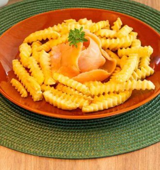 Batata Crinkle Bem Brasil  com salm&atilde;o ao molho de laranja 