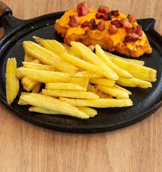 Batata Ondulada Bem Brasil com bife &agrave; milanesa, cheddar e bacon 