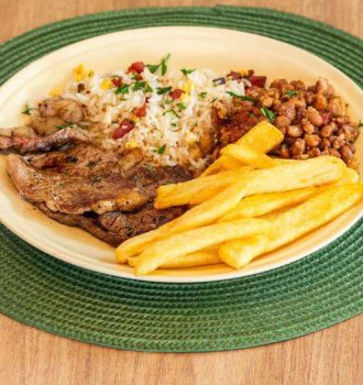 Batata Steakhouse Bem Brasil com arroz biro biro, feij&atilde;o tropeiro e ancho