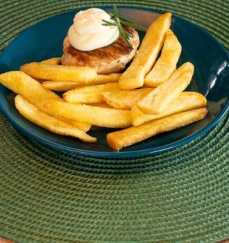 Batata Steakhouse Bem Brasil com medalh&atilde;o de frango e requeij&atilde;o