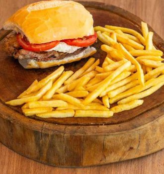 Batata Fast Food Bem Brasi com sandu&iacute;che de filet no p&atilde;o de sal