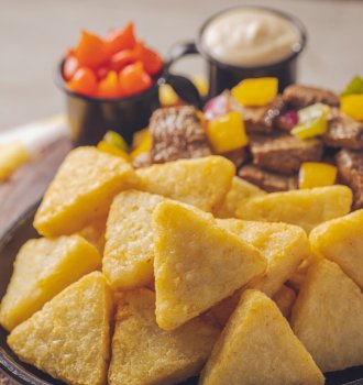 Mini Hash Brown Bem Brasil com Picadinho &agrave; Brasileira e Molho de Requeij&atilde;o 