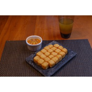 Dadinhos de Batata com toque de Queijo Bem Brasil com creme de cheddar e bacon