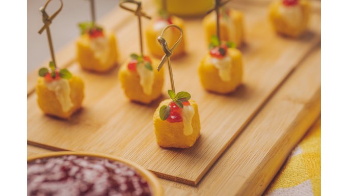 Dadinhos de Batata com toque de Queijo Bem Brasil com geleia de pimenta e cream cheese