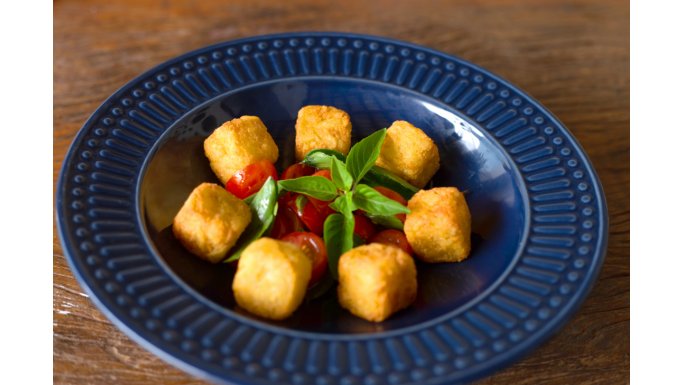 Dadinhos de Batata com toque de Queijo Bem Brasil com salada caprese