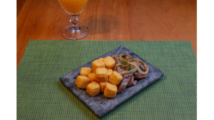 Dadinhos de Batata com toque de Queijo Bem Brasil acompanhados de fil� acebolado