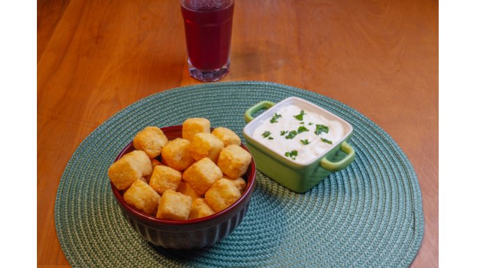 Dadinhos de Batata com toque de Queijo Bem Brasil com sour cream