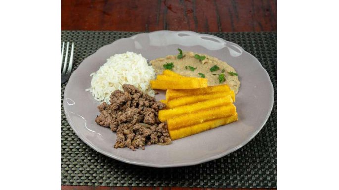  Polenta Bem Brasil com carne mo�da, arroz e tutu de feij�o