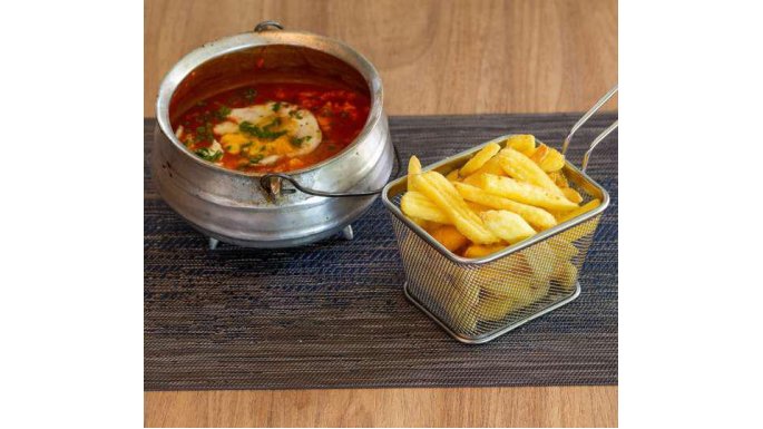 Batata Ondulada Bem Brasil com huevos rancheros