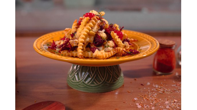 Batata na manteiga de garrafa com carne seca e queijo coalho