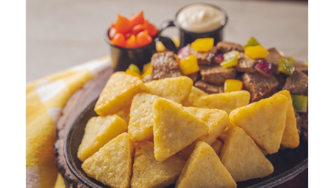 Mini Hash Brown Bem Brasil com Picadinho � Brasileira e Molho de Requeij�o 