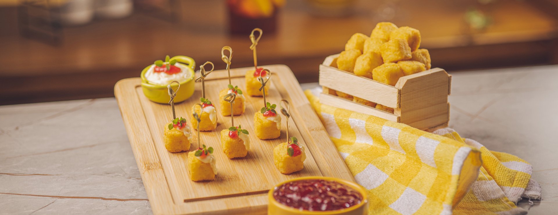 Dadinhos de Batata com toque de Queijo Bem Brasil com geleia de pimenta e cream cheese