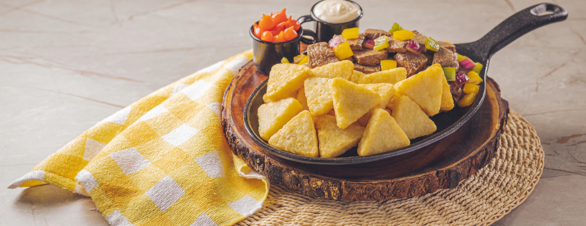 Mini Hash Brown Bem Brasil com Picadinho � Brasileira e Molho de Requeij�o 